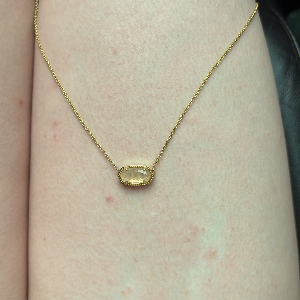 KENDRA SCOTT Elisa Gold Pendant Necklace in Rose Quartz